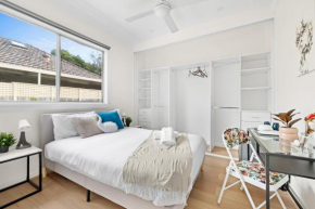 Elegant Double Room at Botany - Mins to Airport - Shared Bathroom Sydney